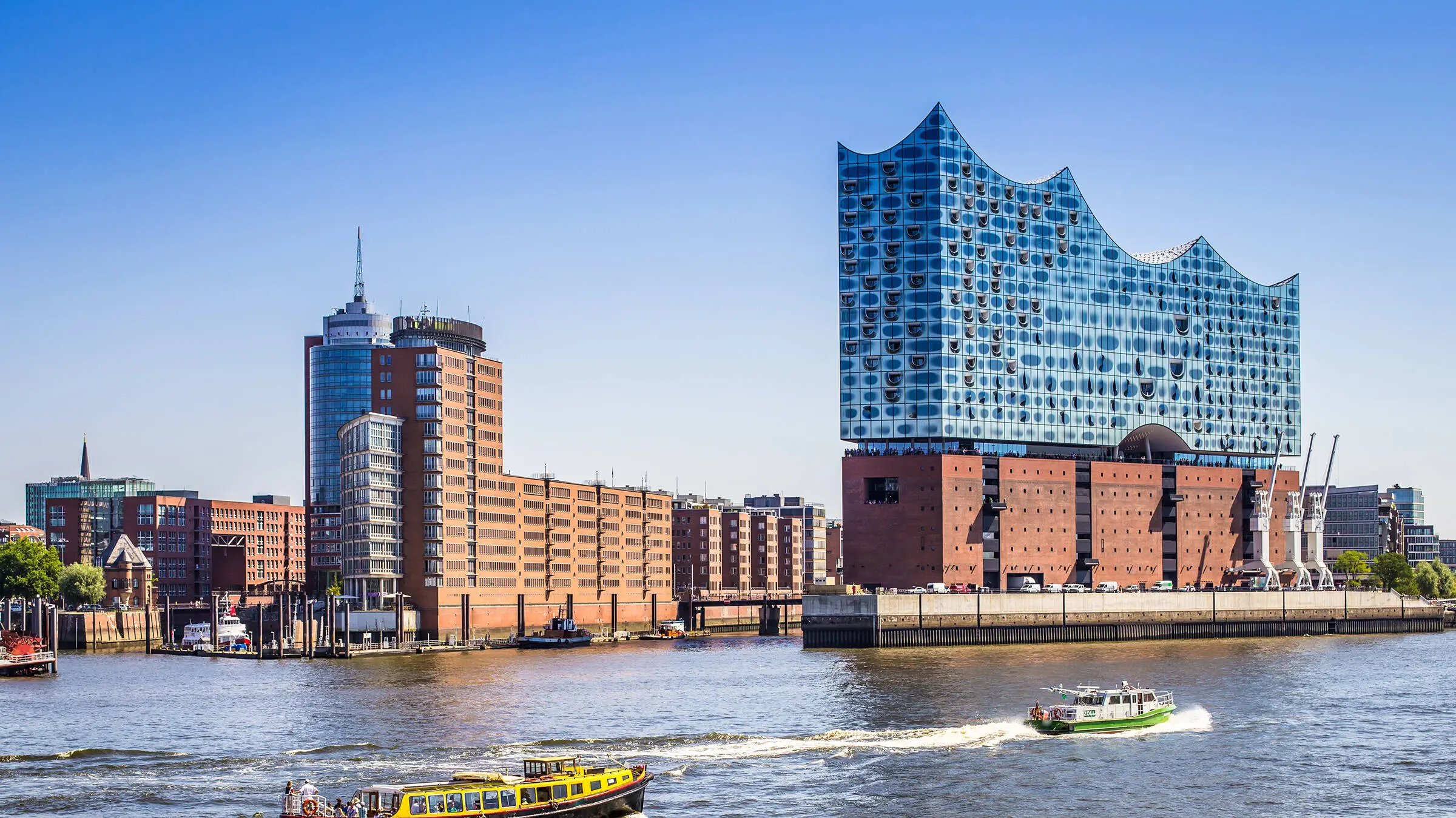 Hamburger Hafen mit 2 Schiffen vor der Elbphilharmonie.
