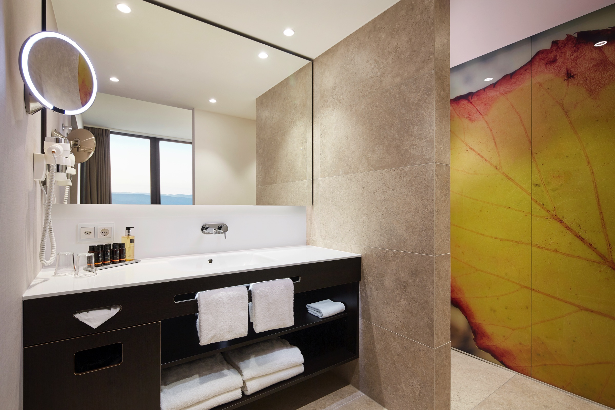 Badezimmer einer Suite im Hyperion Hotel Basel - Offizielle Webseite Badezimmer einer Suite im Hyperion Hotel Basel - Offizielle Webseite