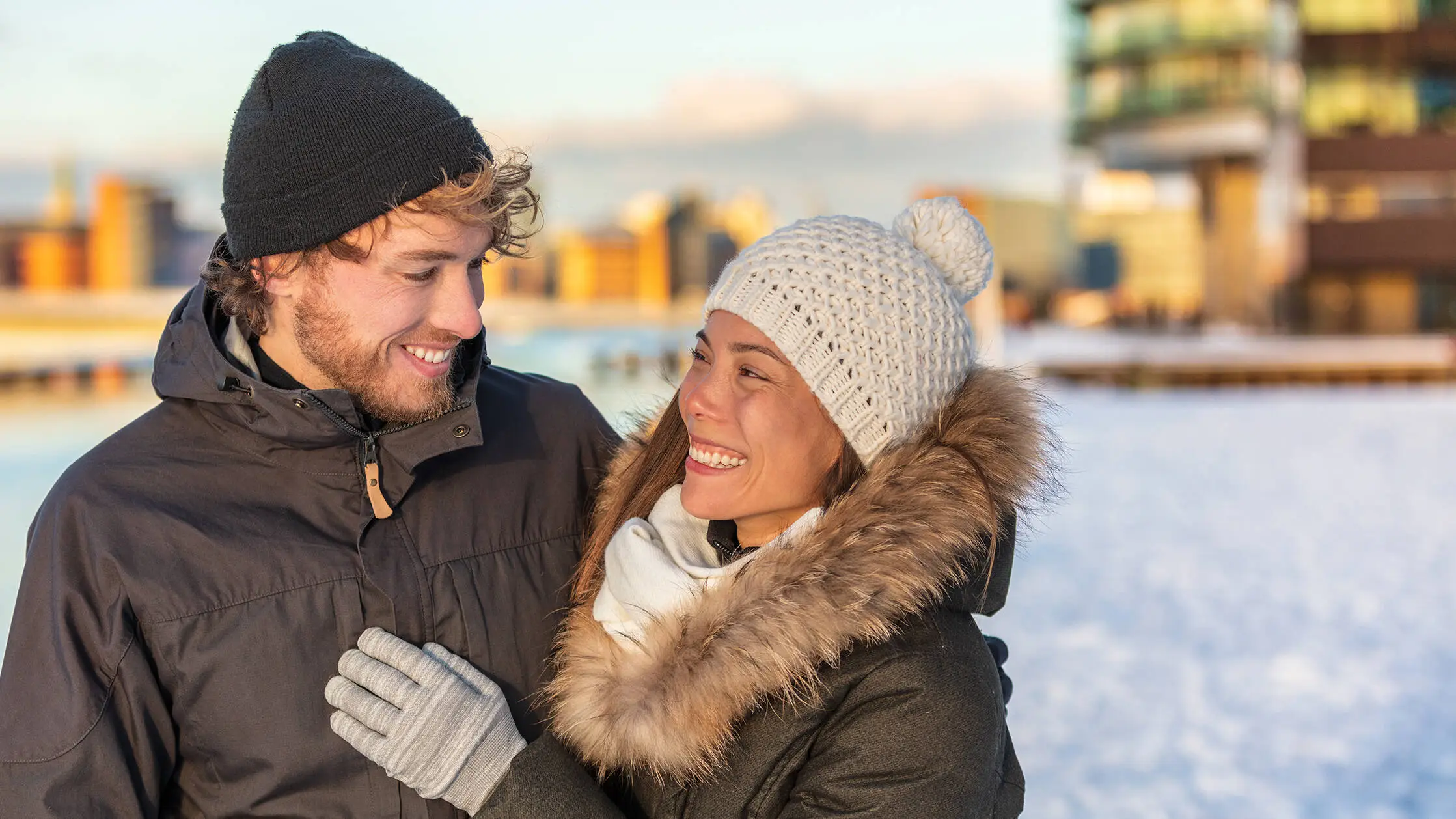 Un couple court dans la neige.