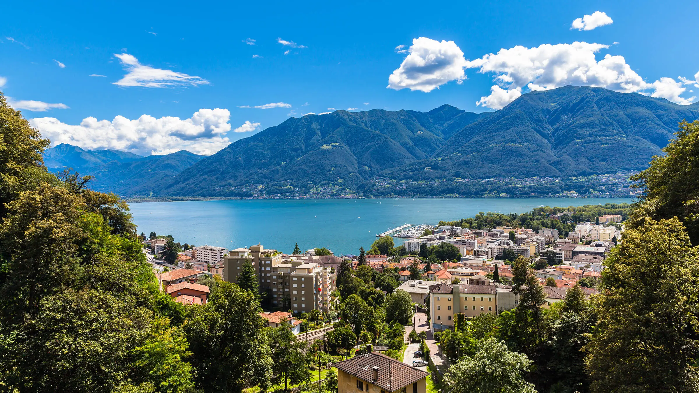 Blick über Locarno auf den Lago Maggiore.