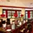 Restaurant mit vielen, großen Fenstern. Im Restaurant stehen viele Sitzplätze.