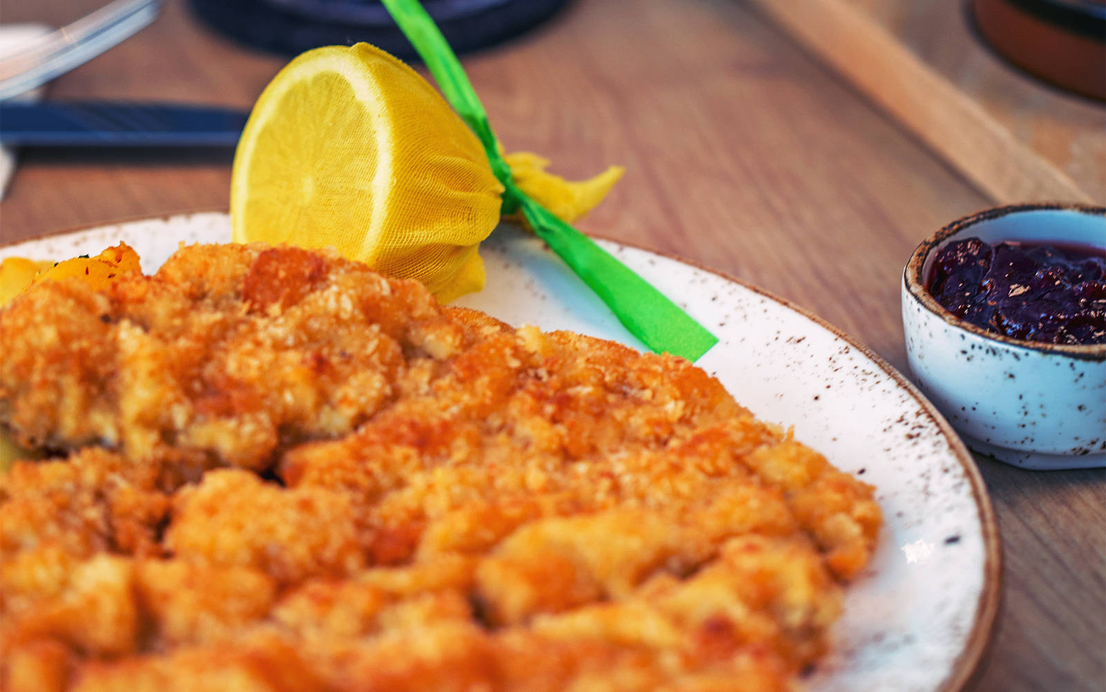 Wiener schnitzel of veal - FRIEDRICHS Schnitzel-Bar - H-Hotels.com Wiener schnitzel of veal - FRIEDRICHS Schnitzel-Bar - H-Hotels.com
