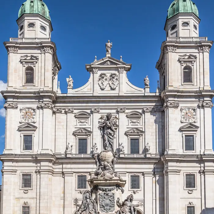 Catedral de Salzburgo con fuente en la fachada