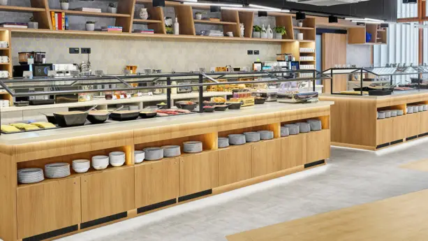 Offener Restaurantbereich mit reichhaltigem Frühstückbuffet.