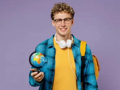Student mit lockigen Haar hält einen Globus
