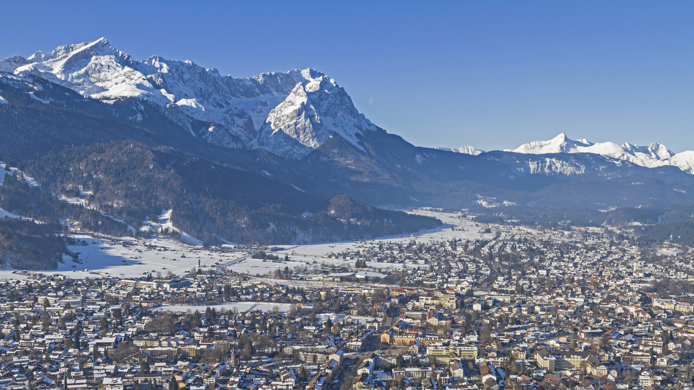 Panoramablick über Garmisch-Partenkirchen - Hyperion Hotel Garmisch-Partenkirchen - Offizielle Webseite Panoramablick über Garmisch-Partenkirchen - Hyperion Hotel Garmisch-Partenkirchen - Offizielle Webseite