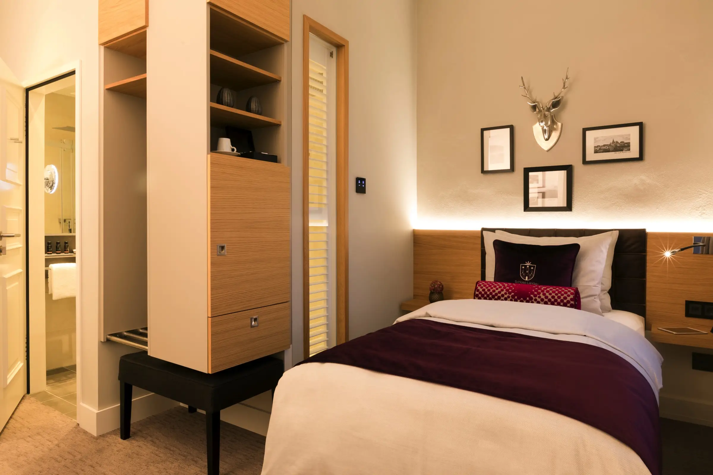 Comfortable hotel room at the Hotel Brunnenhaus Schloss Landau - Official website