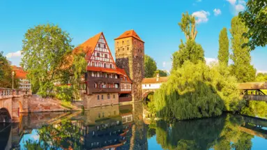 Case a graticcio in riva al lago. Case a graticcio in riva al lago.