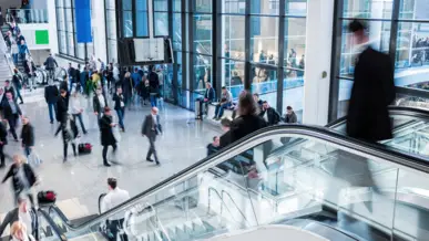 Messetrubel in einer Messehalle.