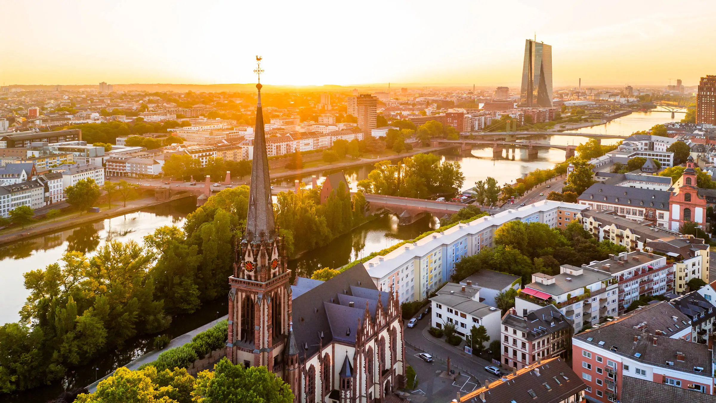 Sonnenuntergang über die Skyline von Frankfurt.