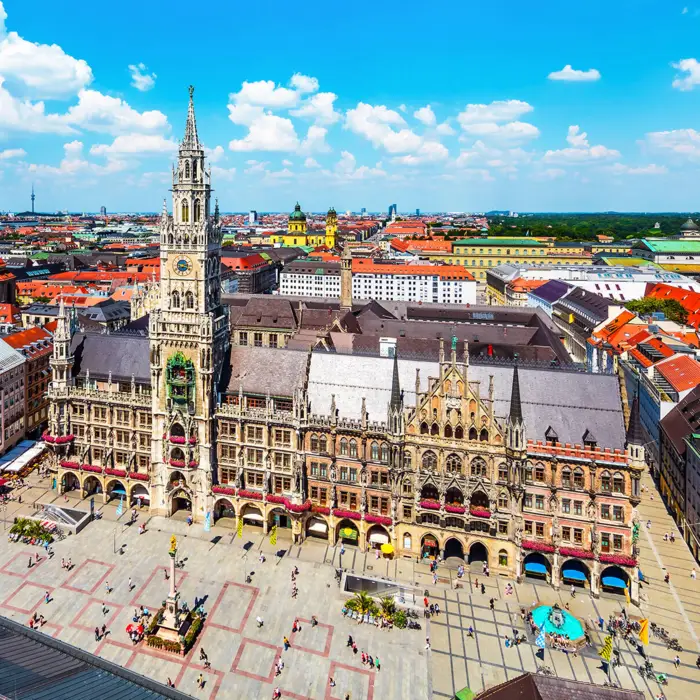 Luftaufnahme vom Rathaus mit dem Marienplatz am Tag.