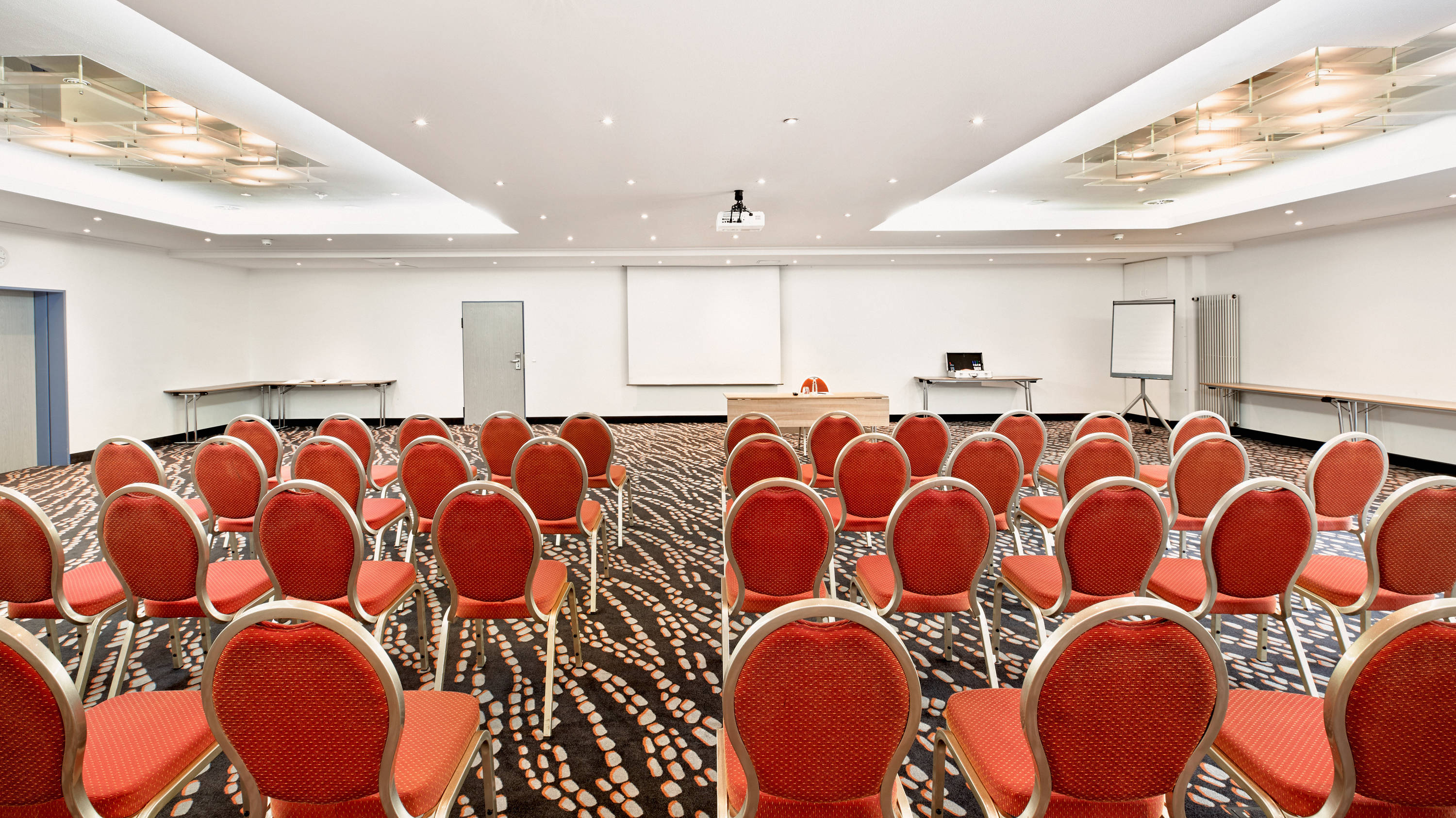 Tagungsraum mit moderner Technik im H+ Hotel Frankfurt Airport West - Offizielle Webseite Tagungsraum mit moderner Technik im H+ Hotel Frankfurt Airport West - Offizielle Webseite