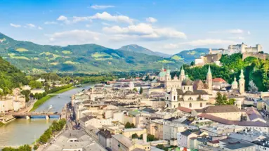 Panorama di Salisburgo con il Castello degli Hohenzollern sulla destra.