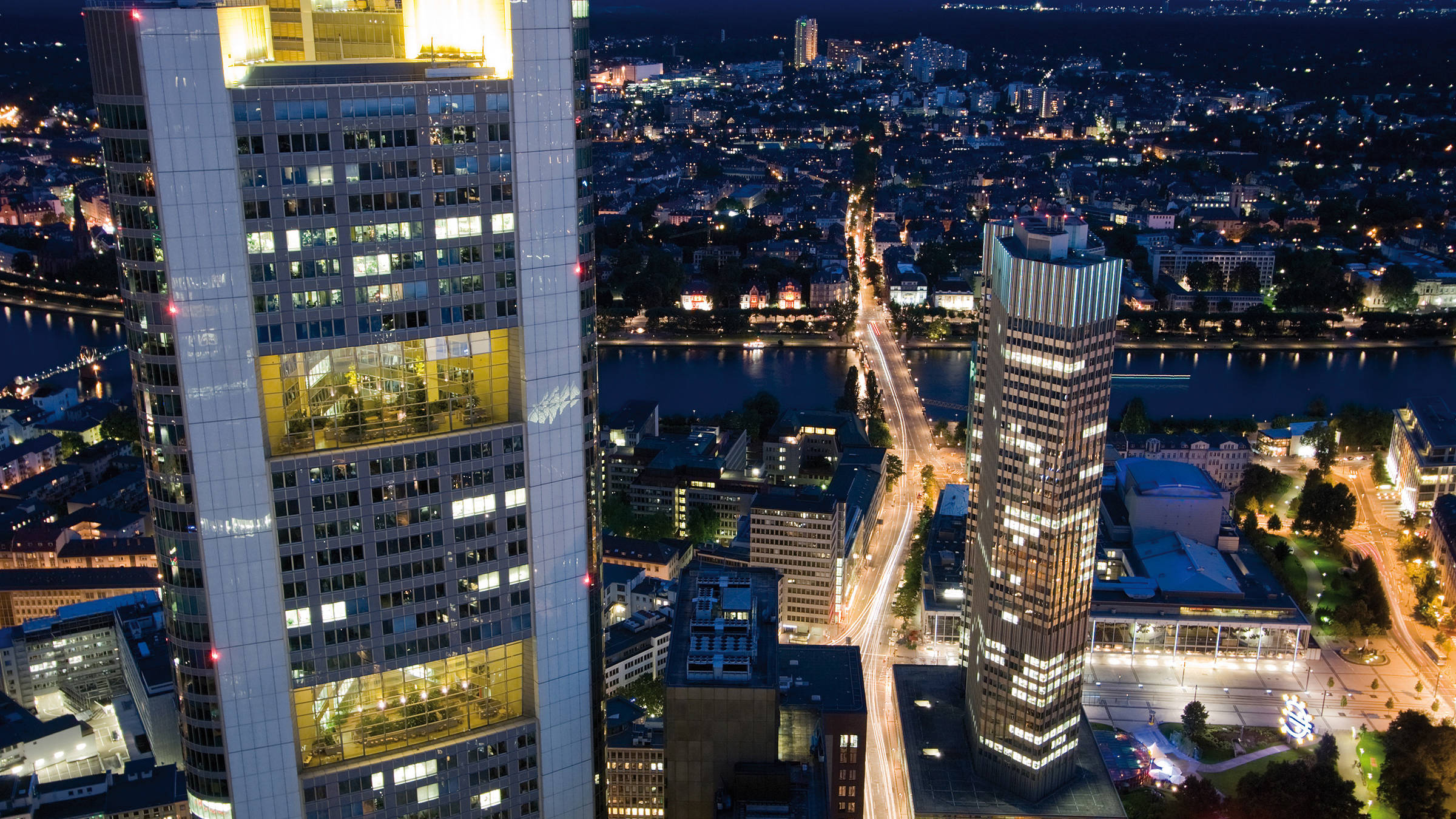 Skyline von Frankfurt bei Nacht | H-hotels.com