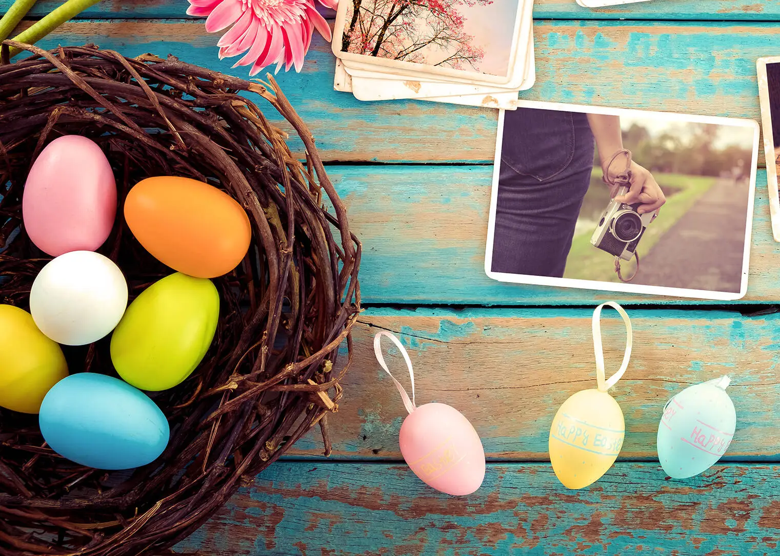 Cestino pasquale con un collage di luoghi visitati