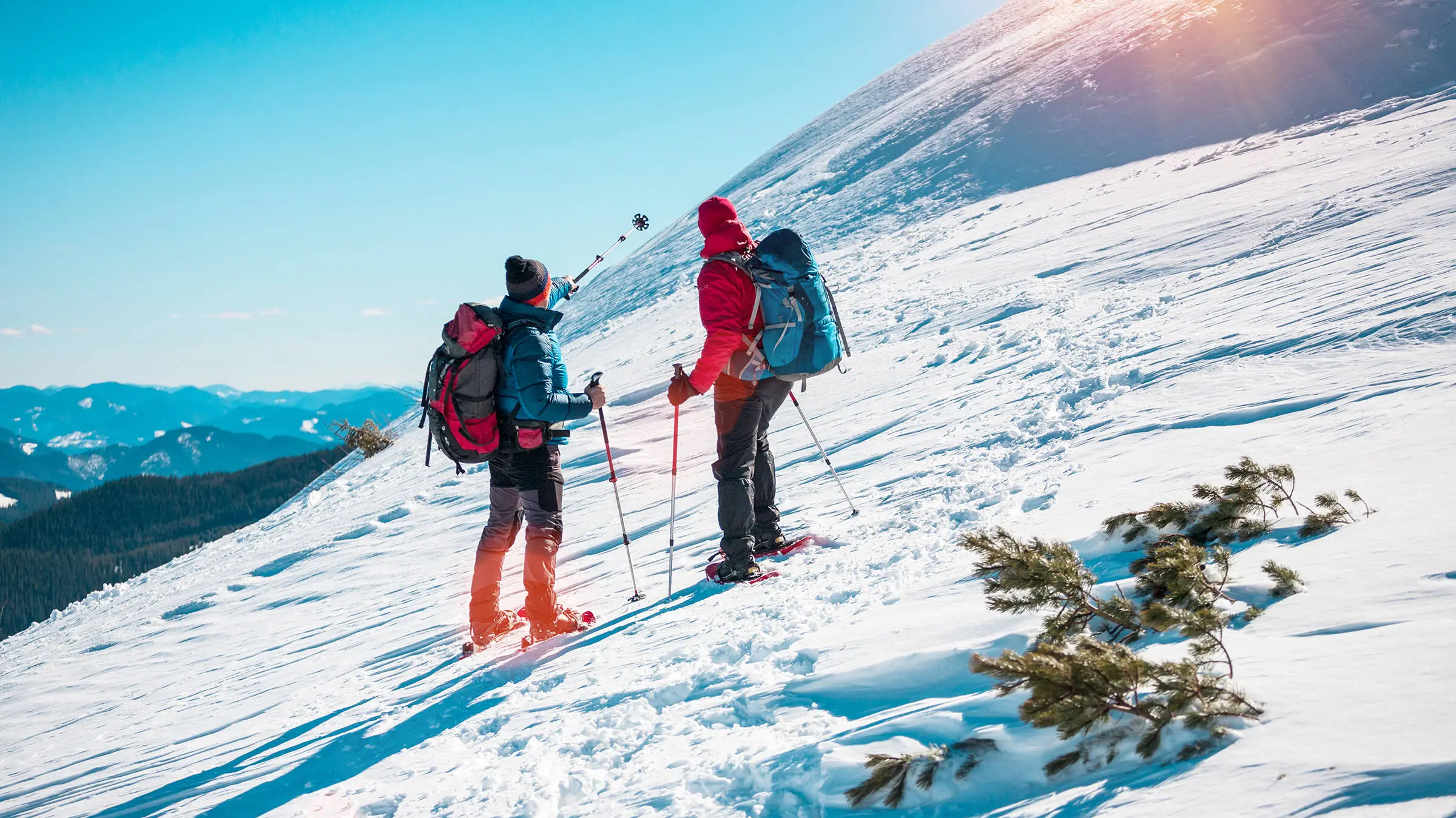 2 Schneewanderer auf einem Berg in Garmisch-Partenkirchen