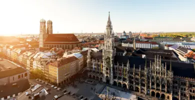 Auf der rechten Seite steht das Rathaus. Im Hintergrund auf der linken Seite steht die Frauen Kirche.