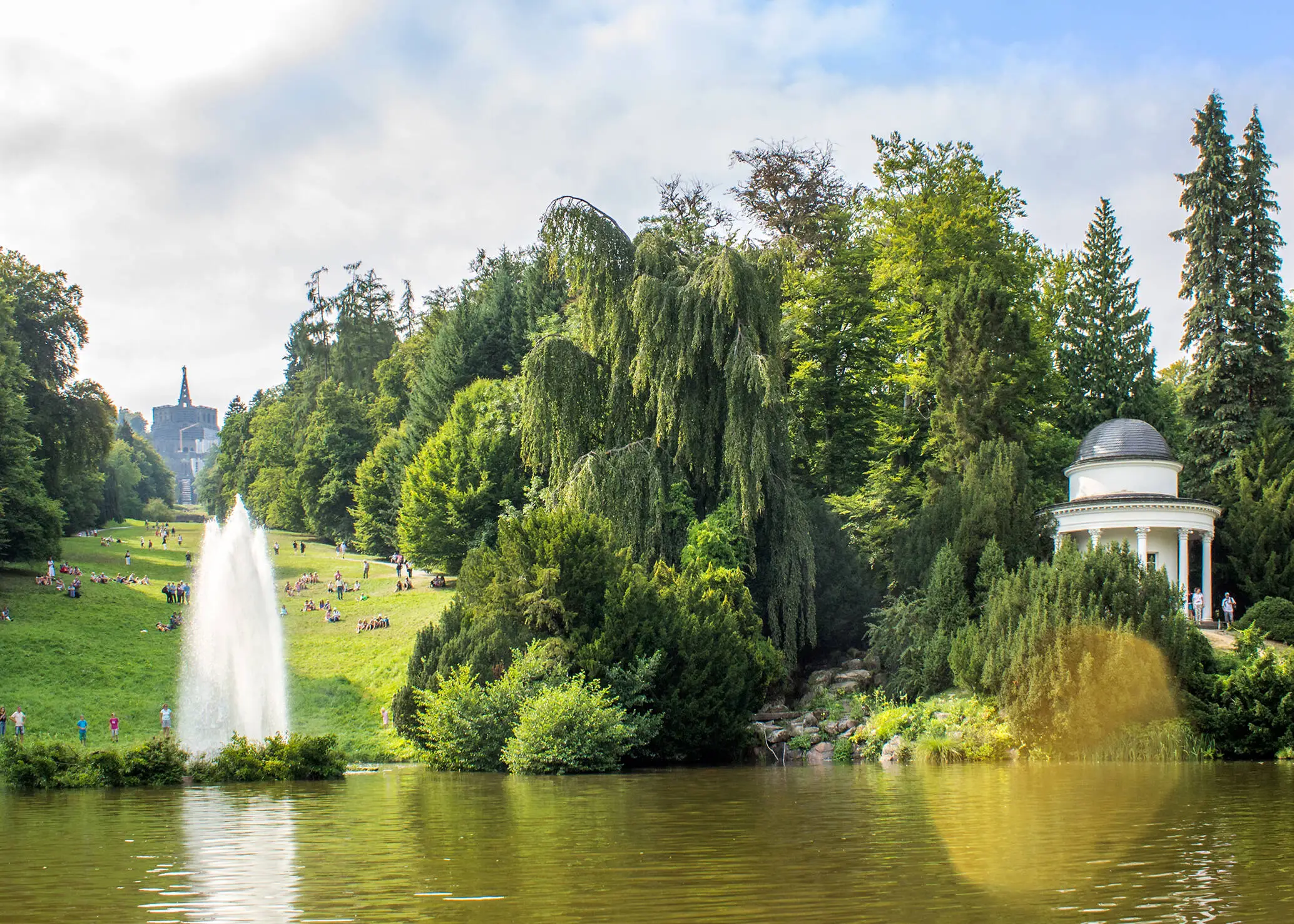 Bergpark Wilhelmshöhe in Kassel mit Blick vom See mit Wasserfontäne.