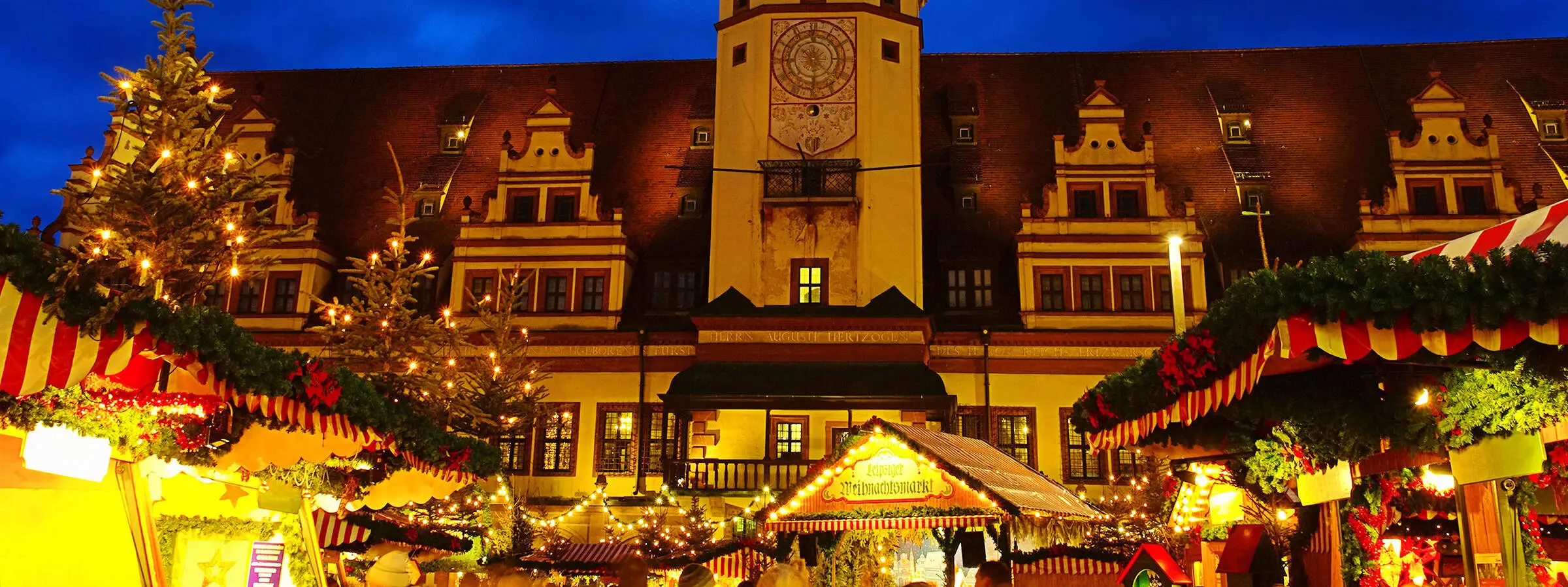 Nahaufnahme vom Weihnachtsmarkt und altem Rathaus.