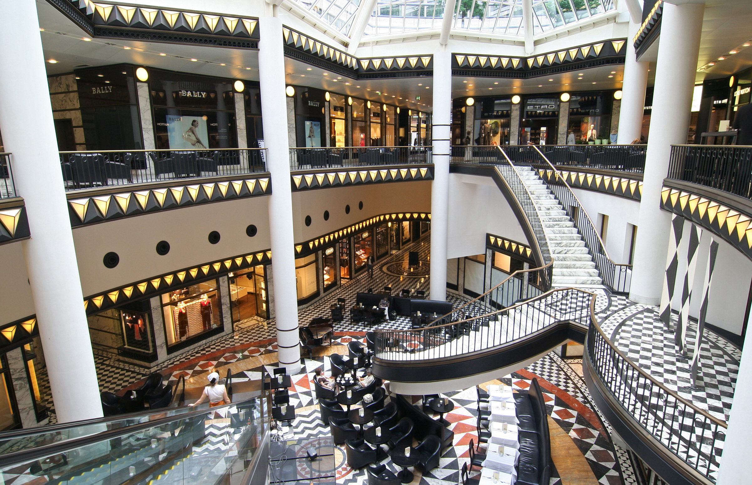 Shopping in der Friedrichstraße - Städtereise nach Berlin mit H-Hotels.com - Offizielle Webseite Shopping in der Friedrichstraße - Städtereise nach Berlin mit H-Hotels.com - Offizielle Webseite
