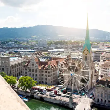 Blick über Zürich von einer Kirche aus