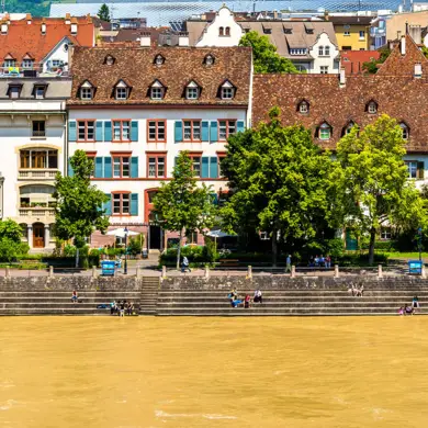 Menschen am Ufer des gelben Rheins