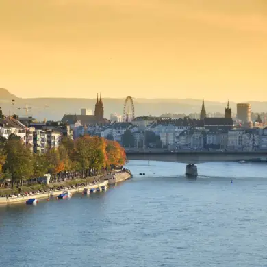 Blick auf die Basler Skyline vom Rhein aus im Sonnenaufgang