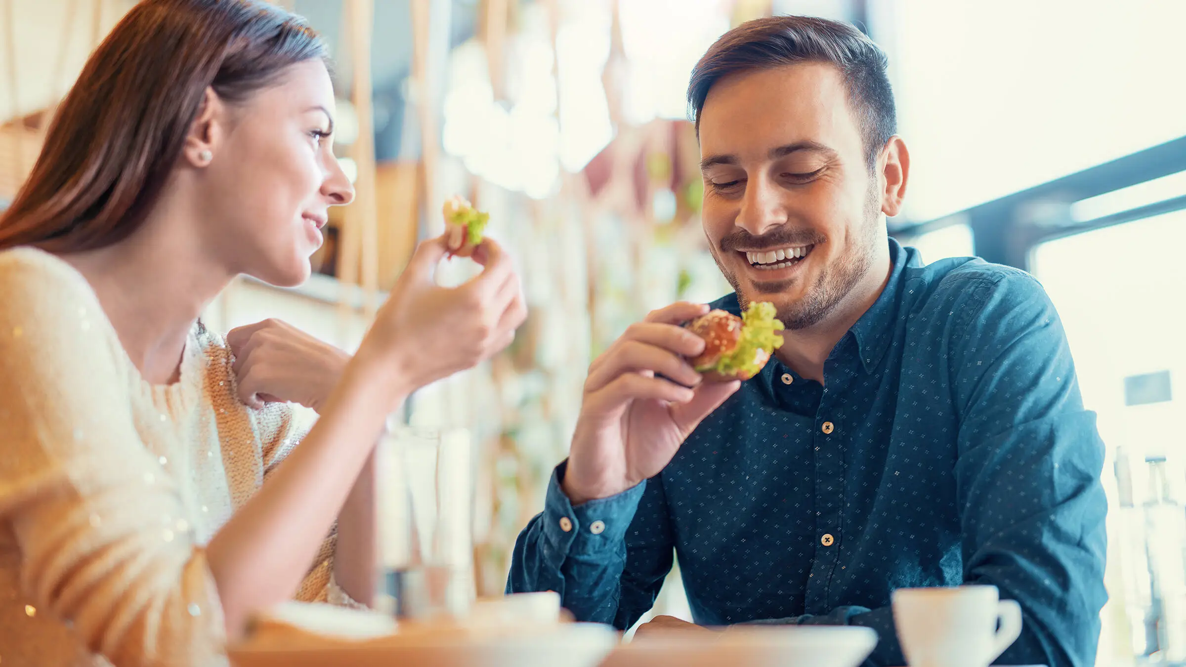 Una coppia è seduta a tavola e sta facendo colazione.