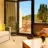 Hotelzimmer mit einem Balkon am Tag. Im Zimmer steht Wanderausrüstung.