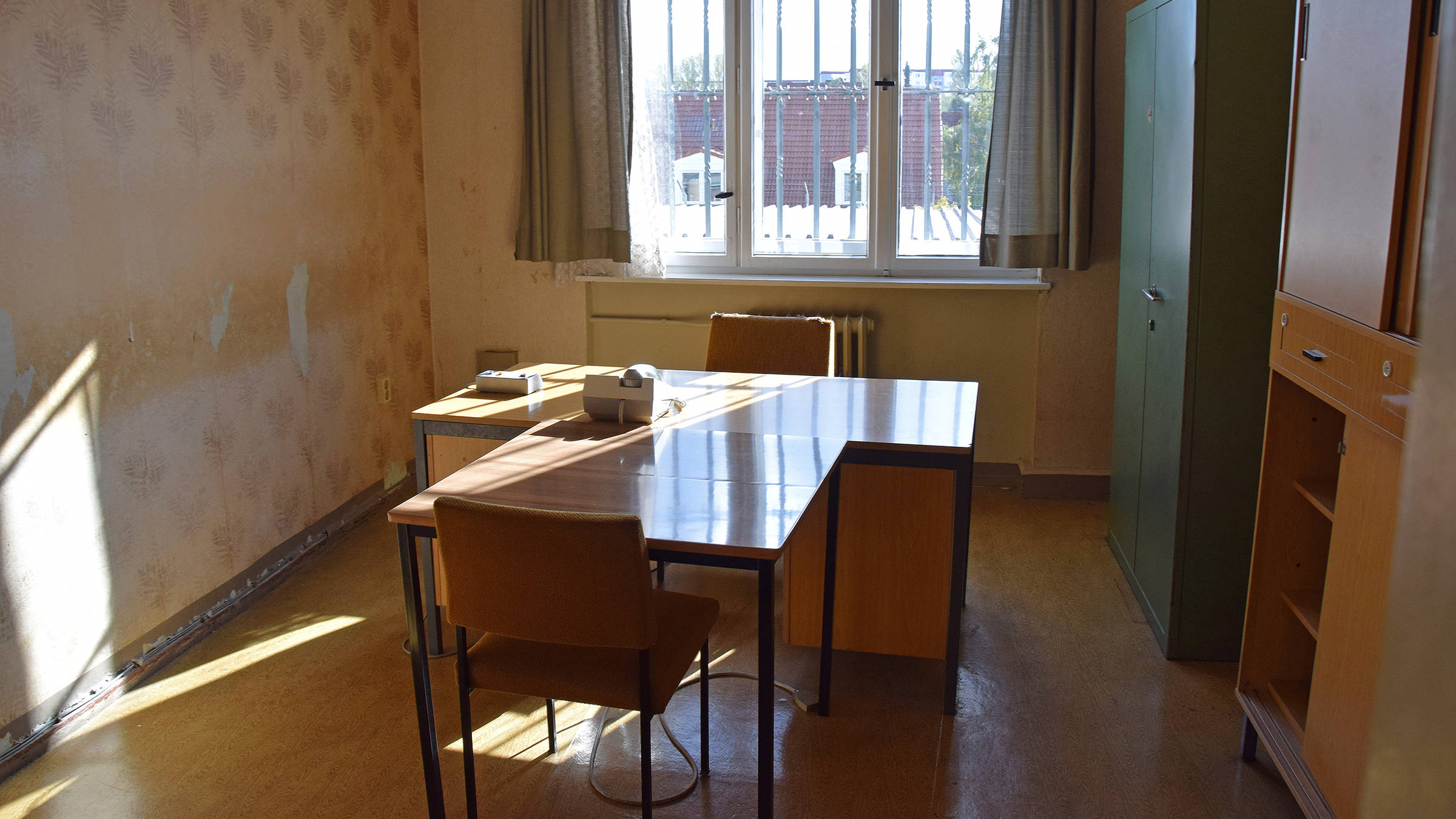 Verhörraum im ehemaligen Stasi-Gefängnis - H2 Hotel Berlin Alexanderplatz - Offizielle Webseite Verhörraum im ehemaligen Stasi-Gefängnis - H2 Hotel Berlin Alexanderplatz - Offizielle Webseite