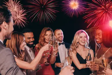 Silvester in Paris Gruppe von Menschen feiert Silvester mit funkensprühenden Fontänen in den Händen.