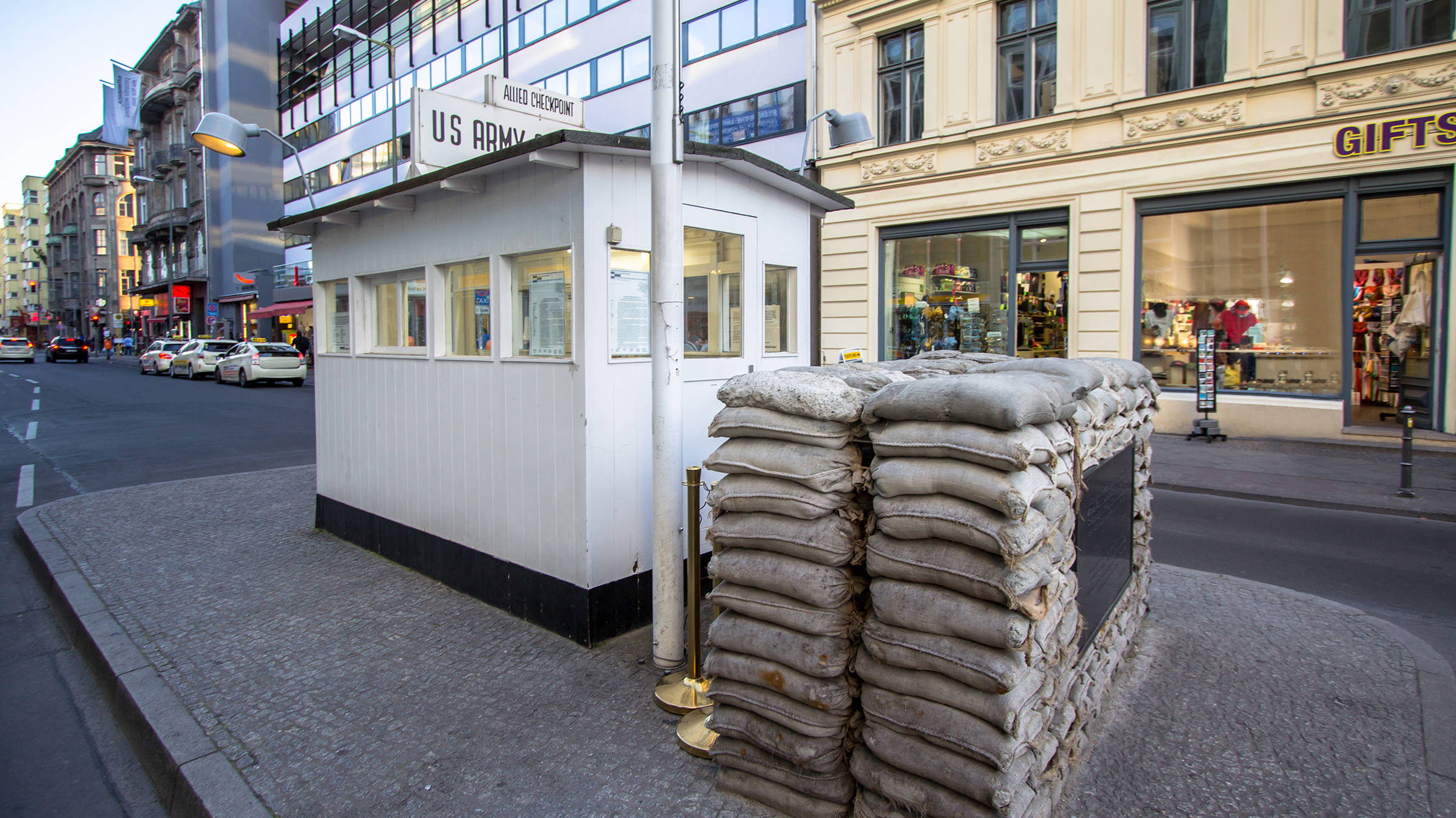 Checkpoint Charlie in Berlin - H-Hotels.com - Offizielle Webseite