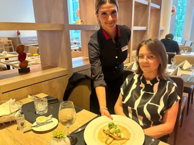 Gianna Karadeniz serviert Jessica Borowiak Zander an Graupenrisotto als Hauptspeise Gianna Karadeniz serviert Jessica Borowiak Zander an Graupenrisotto als Hauptspeise