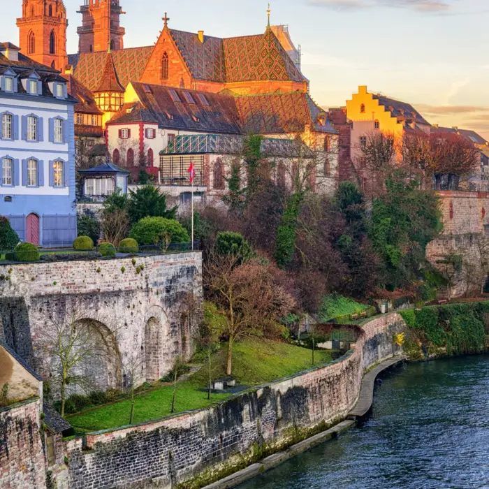 Coucher de soleil sur le Rhin avec vue sur la cathédrale de Bâle