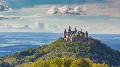 Burg Hohenzollern auf einem Berg. Burg Hohenzollern auf einem Berg.