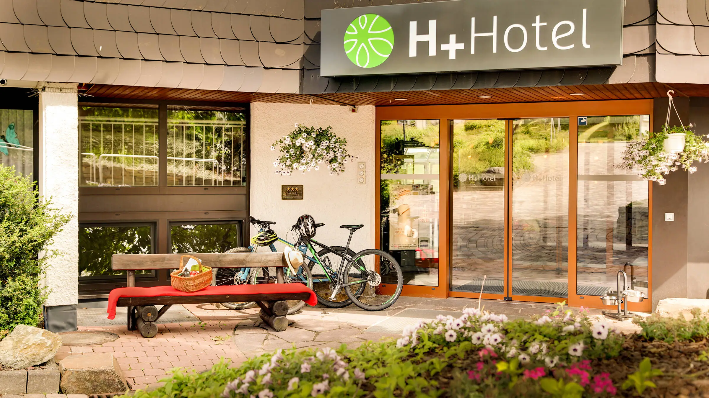 Hoteleingang vom H+ Hotel Willingen mit Fahrrädern.