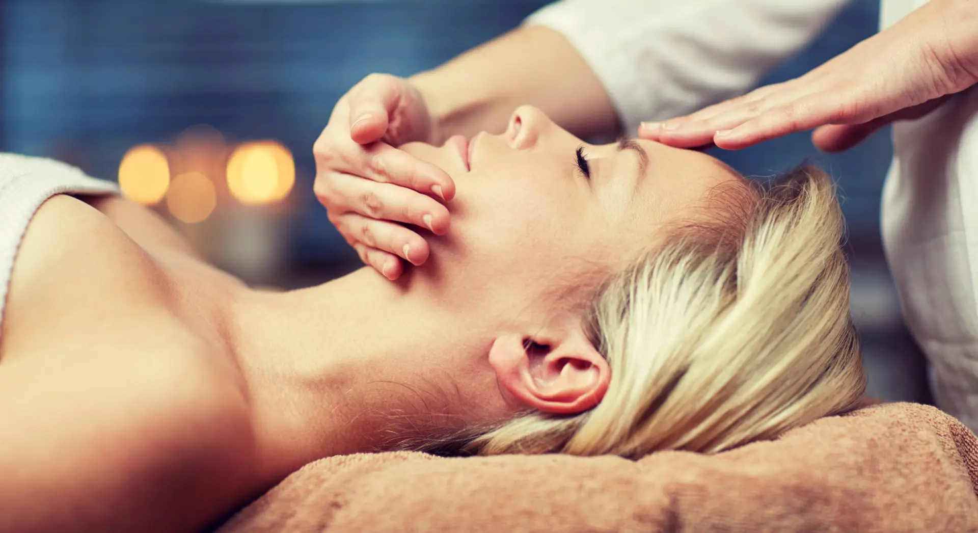 Eine Frau bekommt eine Gesichtsmassage.