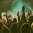 Konzertbesucher stehen begeistert vor der Bühne. Auf der Bühne steht eine Band mit Instrumenten.