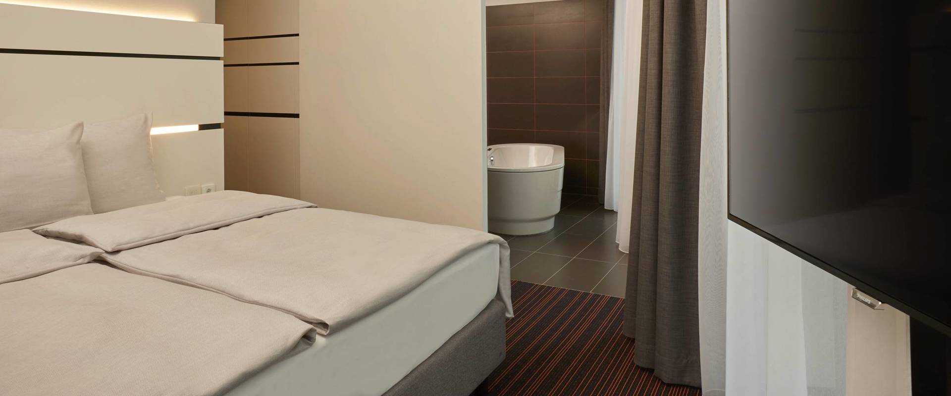 Hotelzimmer mit Badewanne im Ramada Hotel Hamburg City Center