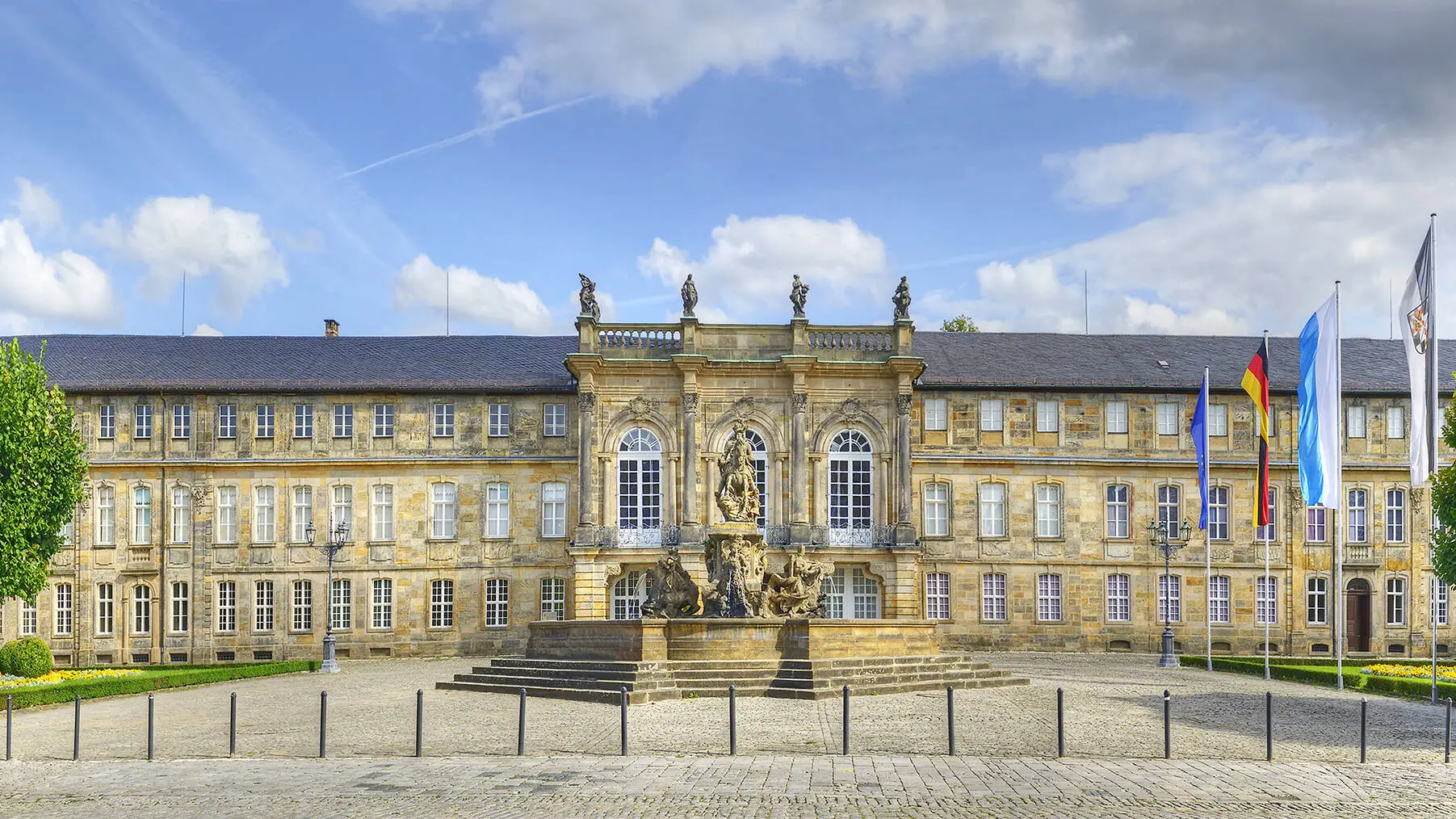 Frontaler Blick auf das Neue Schloss in Bayreuth.