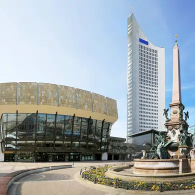 Blick auf das Gewandhaus mit MDR Turm im Hintergrund