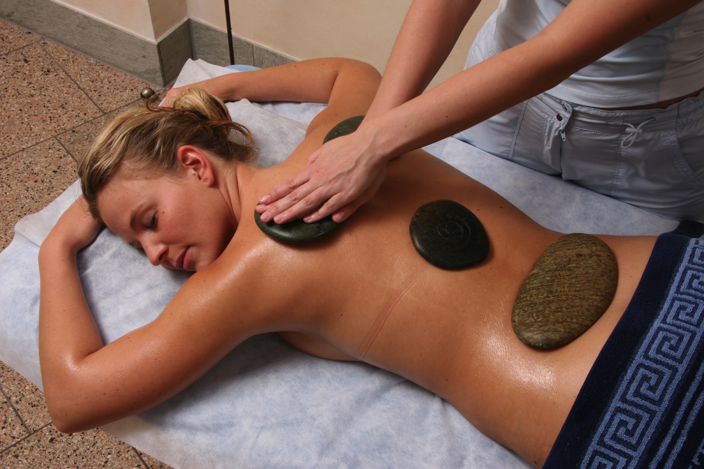 Hot Stone Massage im Königshof Hotel-Resort Oberstaufen - Offizielle Webseite Hot Stone Massage im Königshof Hotel-Resort Oberstaufen - Offizielle Webseite