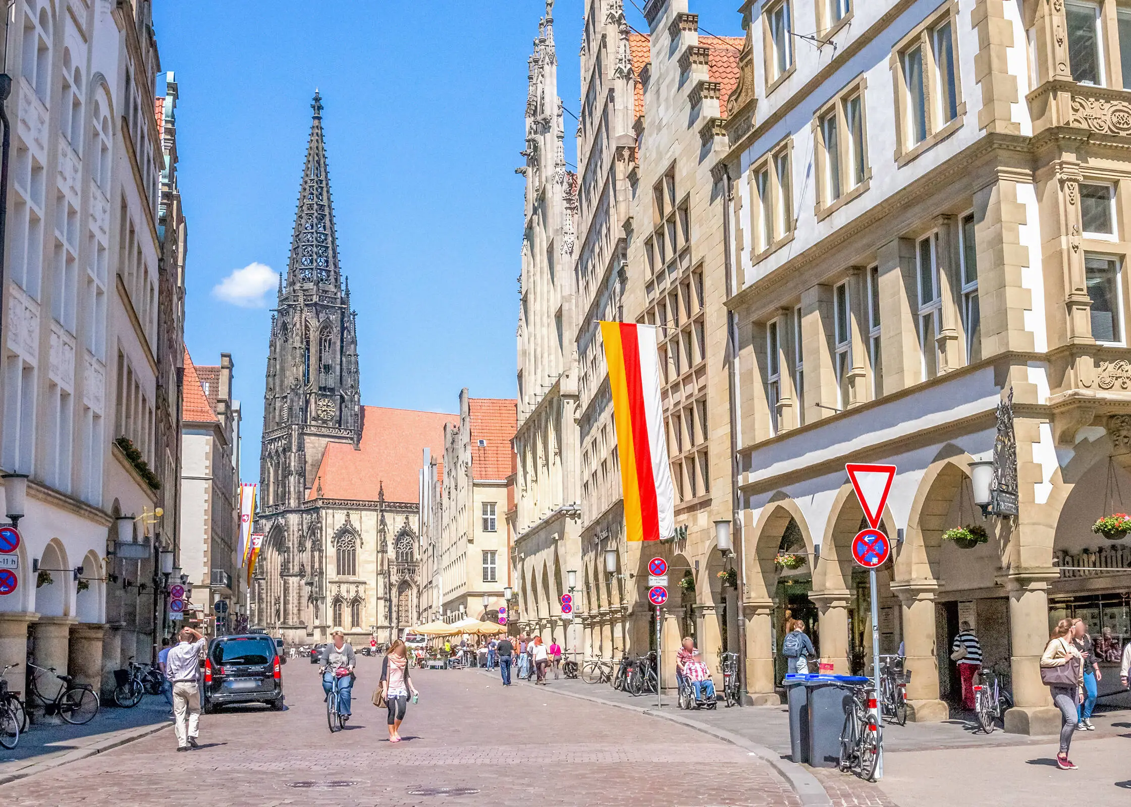 Fußgänger auf dem Prinzipalmarkt mit Blick auf die St. Lamberti Kirche.