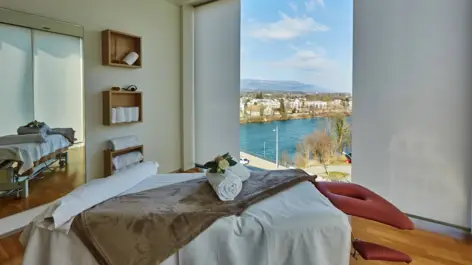Behandlungszimmer im Wellnessbereich mit Blick über die Aare. Behandlungszimmer im Wellnessbereich mit Blick über die Aare.
