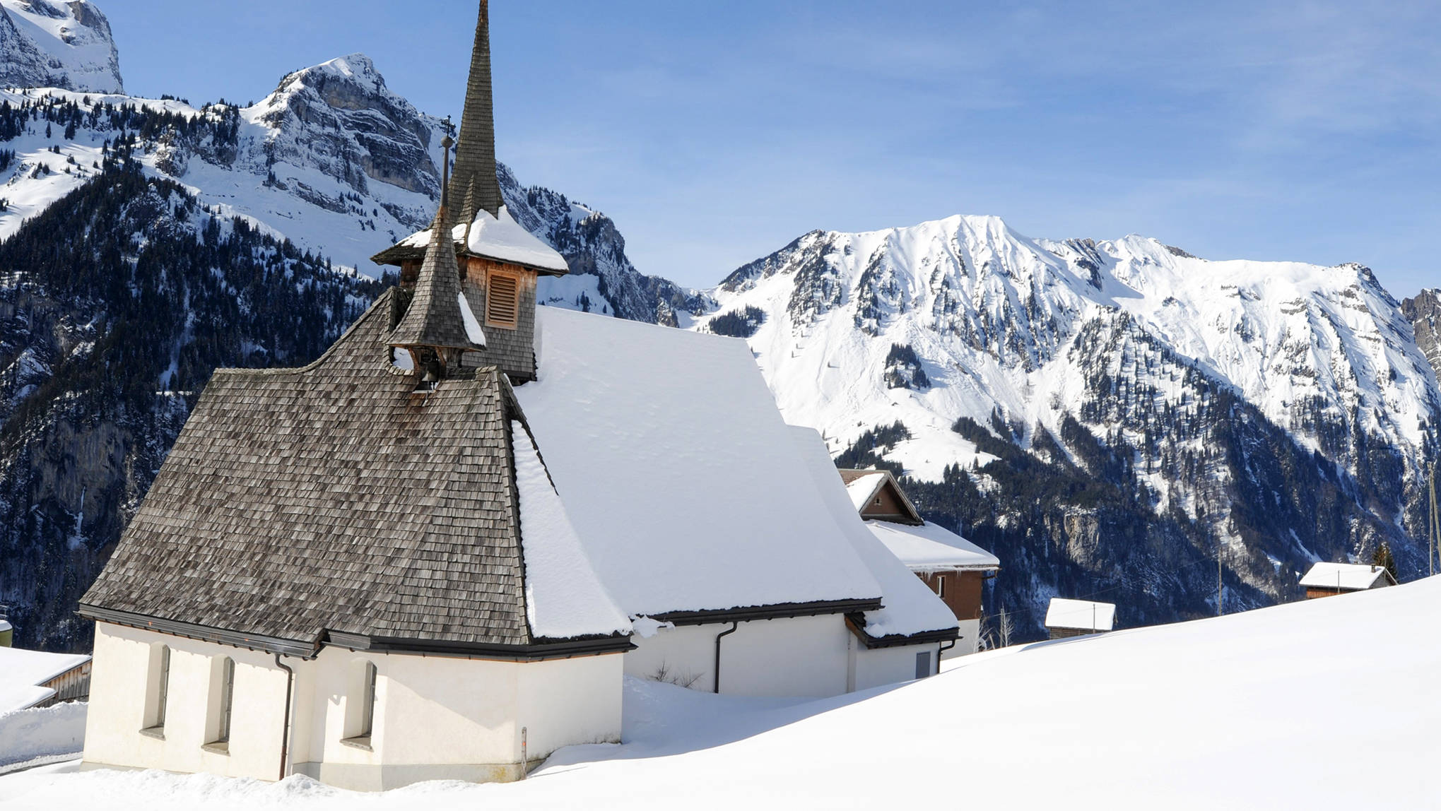 Kirche im Winter in Engelberg | H-Hotels.com