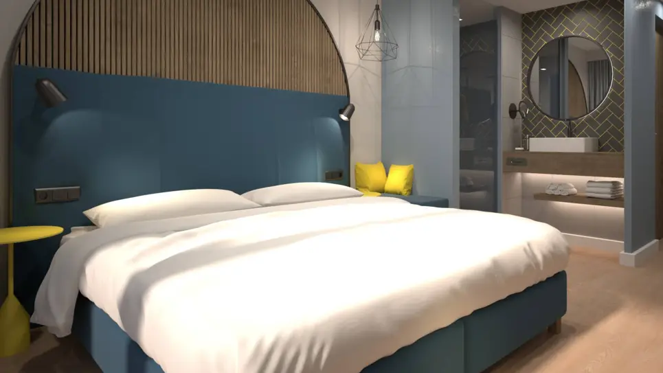 Hotelzimmer mit einem Doppelbett und einem halboffenen Badezimmer. 