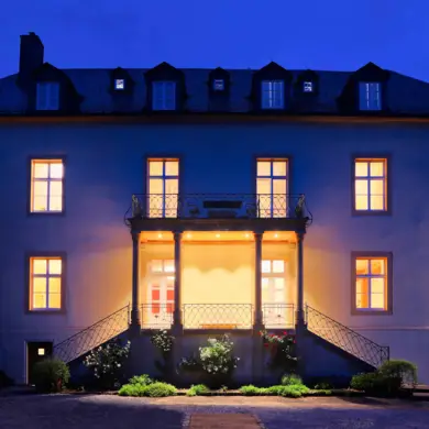 Beleuchteter Eingang Schloss Landau bei Nacht