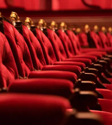 Fila di sedie rosse per il teatro
