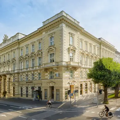 Вид на улицу днем из отеля Hyperion Hotel Salzburg