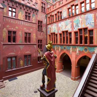 Patio interior del ayuntamiento con estatua romana